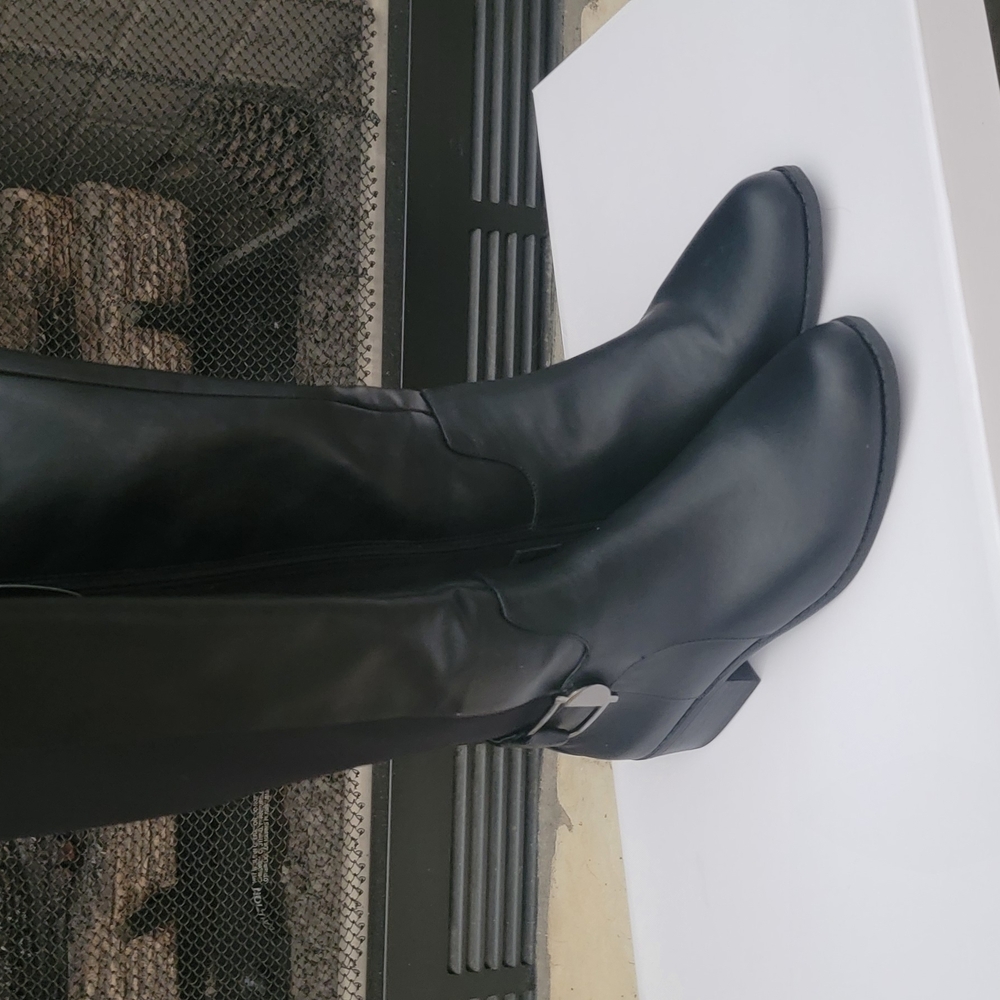 Black Heeled Boots with Chunky Heel and Rounded Toe